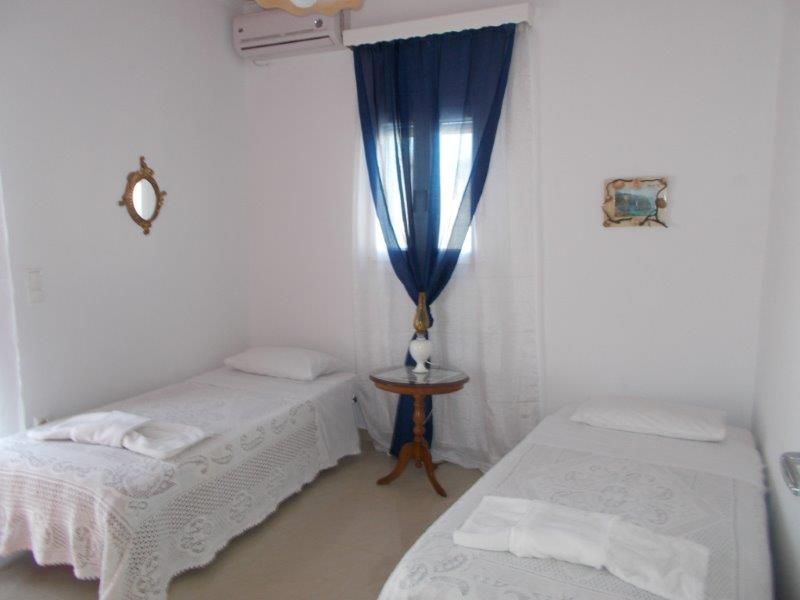Greece Cyclades island of Milos rent villa with 3 bedrooms.