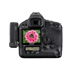 Canon EOS 1Ds Mark III Digital SLR Camera with lens